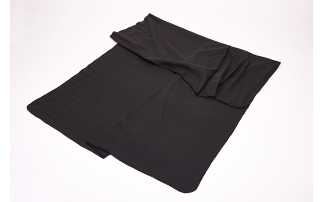 Ein schwarzes, rechteckiges Tuch liegt auf einer weißen Oberfläche, eine Ecke ist leicht umgeschlagen