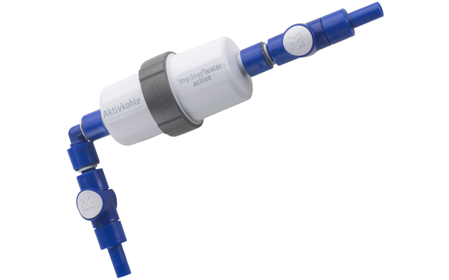 Blauw-witte waterfilter met buizen en koppelingen