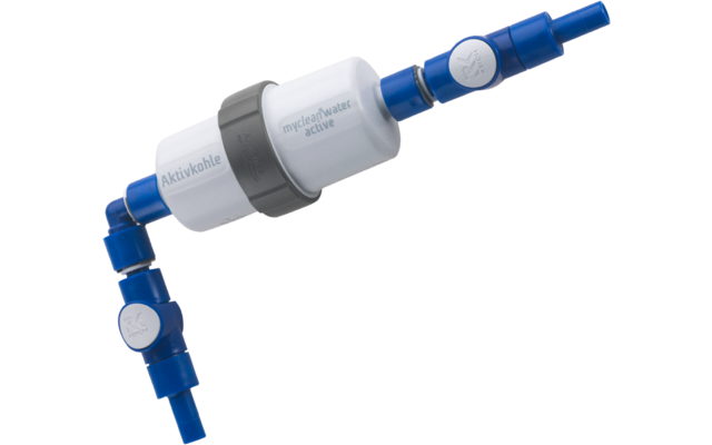 Blau-weißer Wasserfilter mit Rohren und Verbindungsstücken