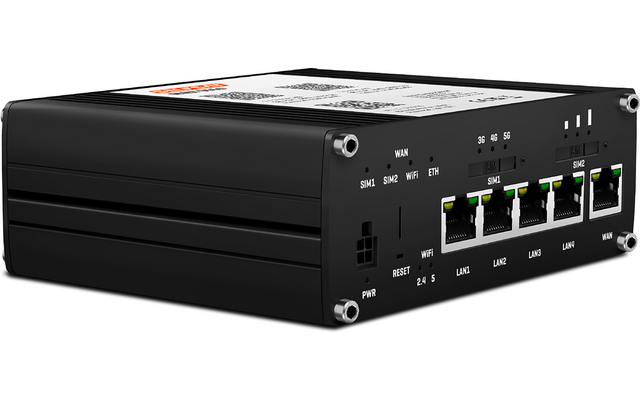 Schwarzes rechteckiges Metallgehäuse mit vier nebeneinander angeordneten Ethernet‑Buchsen (RJ45) mit grünen Markierungen, LED‑Anzeigen über den Buchsen, Beschriftungen und Symbole neben den Anschlüssen, Schrauben an den Ecken, seitliche Lüftungsschli