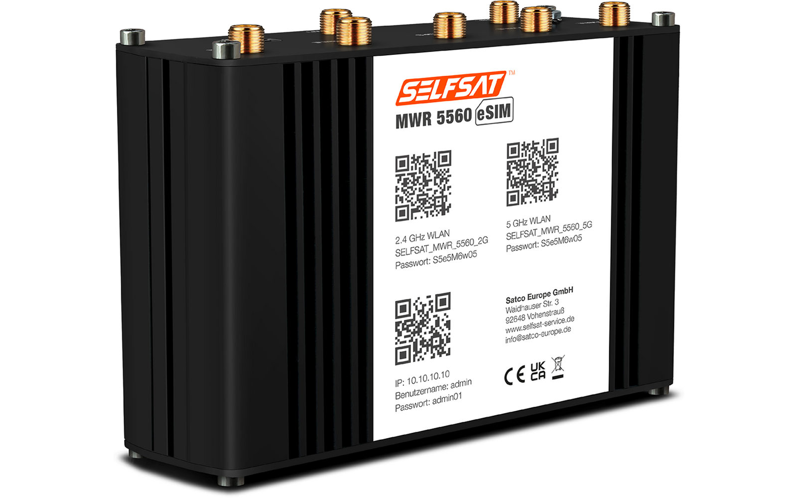 Schwarzes rechteckiges Gerät mit Kühlrippen, sechs goldenen Antennenanschlüssen oben und weißem Etikett mit zwei QR-Codes und Schriftzug "SELFSAT MWR 5560 eSIM"