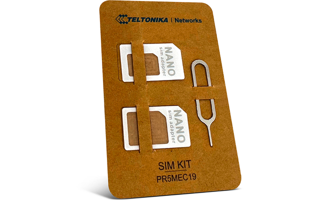 Braunes Kartonblatt mit zwei weißen Nano‑SIM‑Adaptern, zwei SIM‑Rahmen und einem SIM‑Auswurfwerkzeug; oben 'Teltonika Networks', unten 'SIM KIT PR5MEC19'