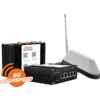 Zwei schwarze Router‑Gehäuse mit Kühlrippen, eines flach mit vier Ethernet‑Ports, eines aufrecht mit Aufkleber und QR‑Codes; weiße Außenantenne mit Stab; orange 5G‑HIGHSPEED‑Logo unten links