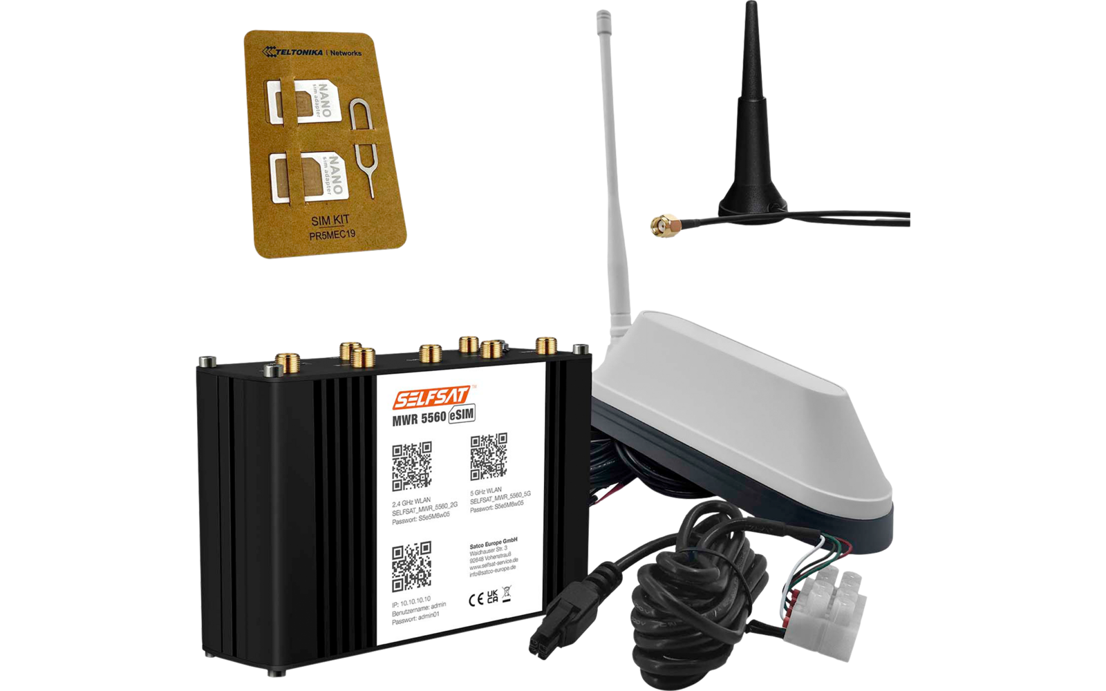 Schwarzes, geripptes rechteckiges Gerät mit weißem Etikett und QR-Codes, weiße Stabantenne, flache weiße Außenantenne, kurze schwarze Antenne mit Kabel, goldfarbene SIM-Kartenadapter auf einer Karte und ein Kabelbündel mit Steckverbinder