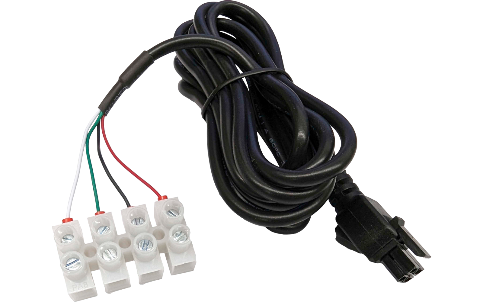 Aufgewickeltes schwarzes Kabel mit schwarzem Plastikstecker an einem Ende und vier farbigen Einzeladern (rot, grün, weiß, schwarz) an weißen Schraubklemmen am anderen Ende; weißer Hintergrund