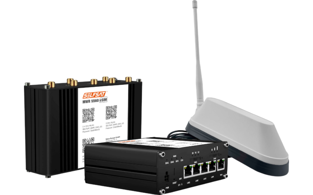 Drei elektronische Geräte auf weißem Hintergrund: ein schwarzes Gerät mit vier Ethernet-Ports und Kabeln, ein schwarzes Gerät mit Etikett, QR-Codes und goldenen Anschlussbuchsen, und eine weiße Antenne mit langem Stab und grauem Sockel