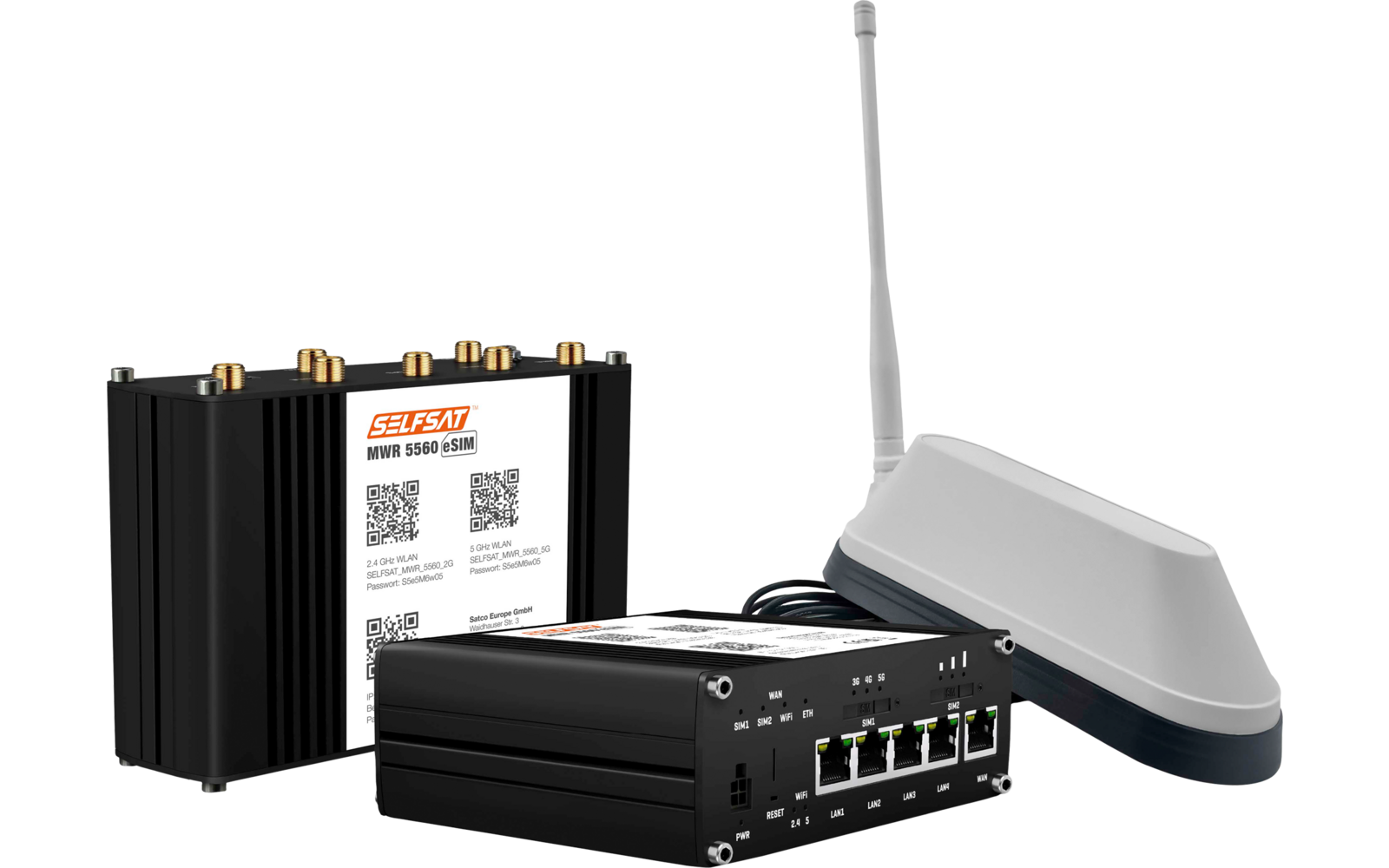 Drei elektronische Geräte auf weißem Hintergrund: ein schwarzes Gerät mit vier Ethernet-Ports und Kabeln, ein schwarzes Gerät mit Etikett, QR-Codes und goldenen Anschlussbuchsen, und eine weiße Antenne mit langem Stab und grauem Sockel