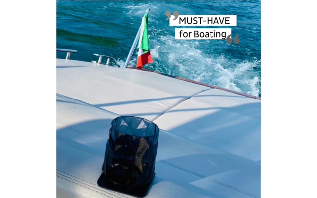 Blick auf ein Boot bei Bewegung auf dem Wasser mit italienischer Flagge und Beschriftung MUST-HAVE for Boating