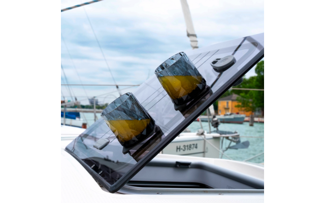 Zwei Gläser mit Getränk stehen auf einem Regal an einem Bootshafen