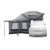 Weißes Auto mit grauem auf dem Dach montiertem Zelt und angebautem Vorzelt mit zwei Fenstern und Gestänge