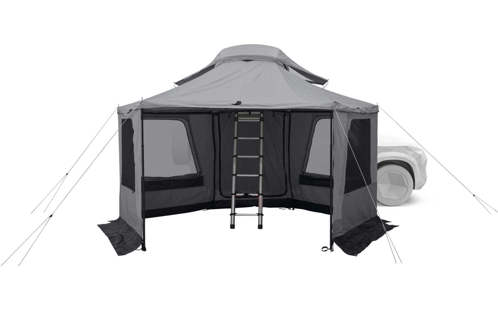 Graues aufgeklapptes Zelt mit offenem Eingang, mittig stehender Leiter, zwei seitlichen Fenstern mit Moskitonetz, sichtbaren Abspannleinen und rechts teilweise sichtbarem weißen Fahrzeug mit Rad