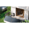 Balkon an einem modernen weißen Haus mit Glastür und Stuhl