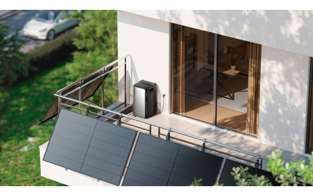 Balkon an einem modernen weißen Haus mit Glastür und Stuhl