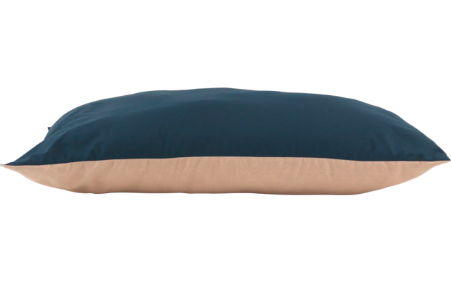 Blauw-beige kussen liggend op de zijde