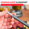 Main tenant une tige grise avec un disque rond; en arrière-plan viande hachée et ustensiles de cuisine flous; en haut texte 'FEDERGELAGERT & KOMPAKT' et encadré rouge 'AUTOMATISCHES GREIFEN MIT NUR EINEM HANDGRIFF'