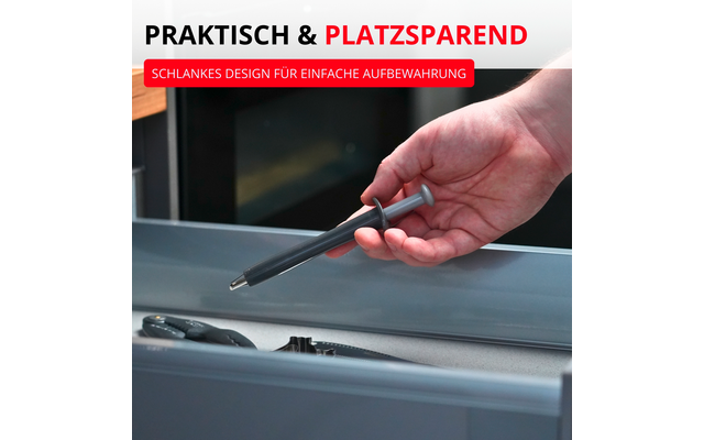 Main tenant un outil gris et allongé au-dessus d'un tiroir ouvert contenant une paire de ciseaux et de petites pièces en plastique ; en haut de l'image texte : 'PRAKTISCH & PLATZSPAREND' et 'SCHLANKES DESIGN FÜR EINFACHE AUFBEWAHRUNG'