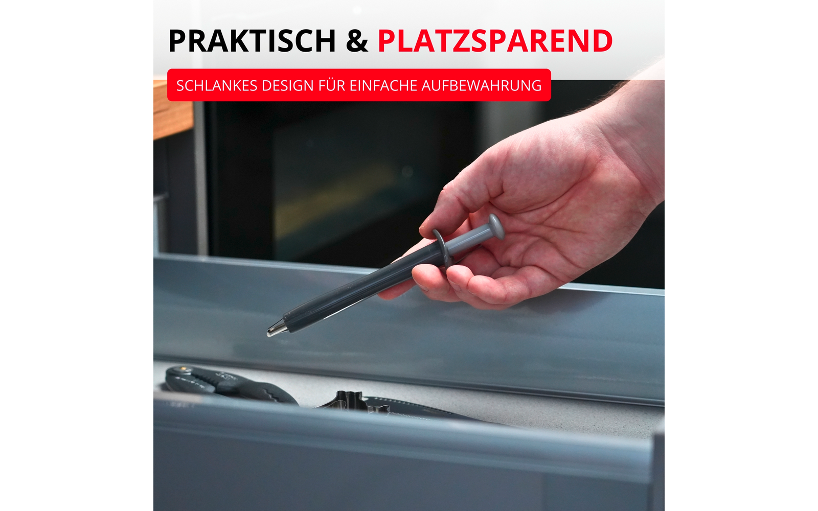 Main tenant un outil gris et allongé au-dessus d'un tiroir ouvert contenant une paire de ciseaux et de petites pièces en plastique ; en haut de l'image texte : 'PRAKTISCH & PLATZSPAREND' et 'SCHLANKES DESIGN FÜR EINFACHE AUFBEWAHRUNG'