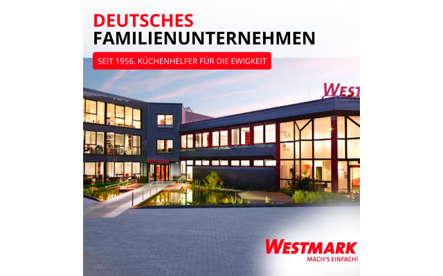 Vue de soir d'un bâtiment d'entreprise moderne avec fenêtres éclairées, bassin réfléchissant et parvis pavé ; logo rouge 'Westmark' en bas à droite et en haut à gauche les textes 'DEUTSCHES FAMILIENUNTERNEHMEN' et 'SEIT 1956. KÜCHENHELFER FÜR DIE EWIGKEIT'