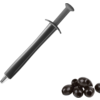 Outil en plastique noir en forme de seringue avec embout métallique en haut à gauche ; plusieurs olives noires brillantes en bas à droite sur fond blanc