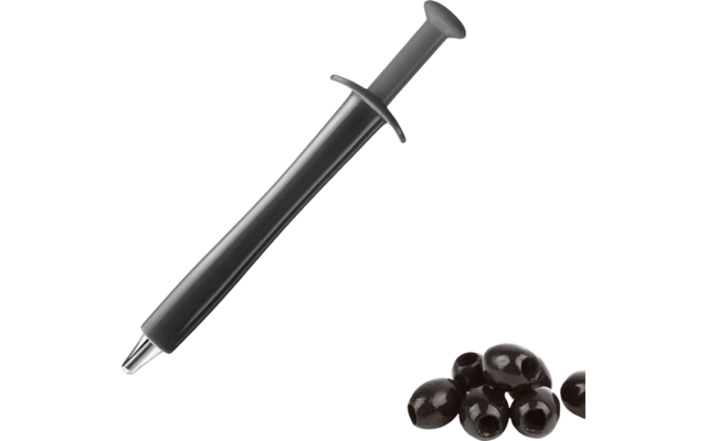 Outil en plastique noir en forme de seringue avec embout métallique en haut à gauche ; plusieurs olives noires brillantes en bas à droite sur fond blanc