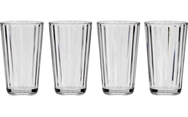 Quatre verres transparents côte à côte sur une surface blanche réfléchissante devant un fond gris clair