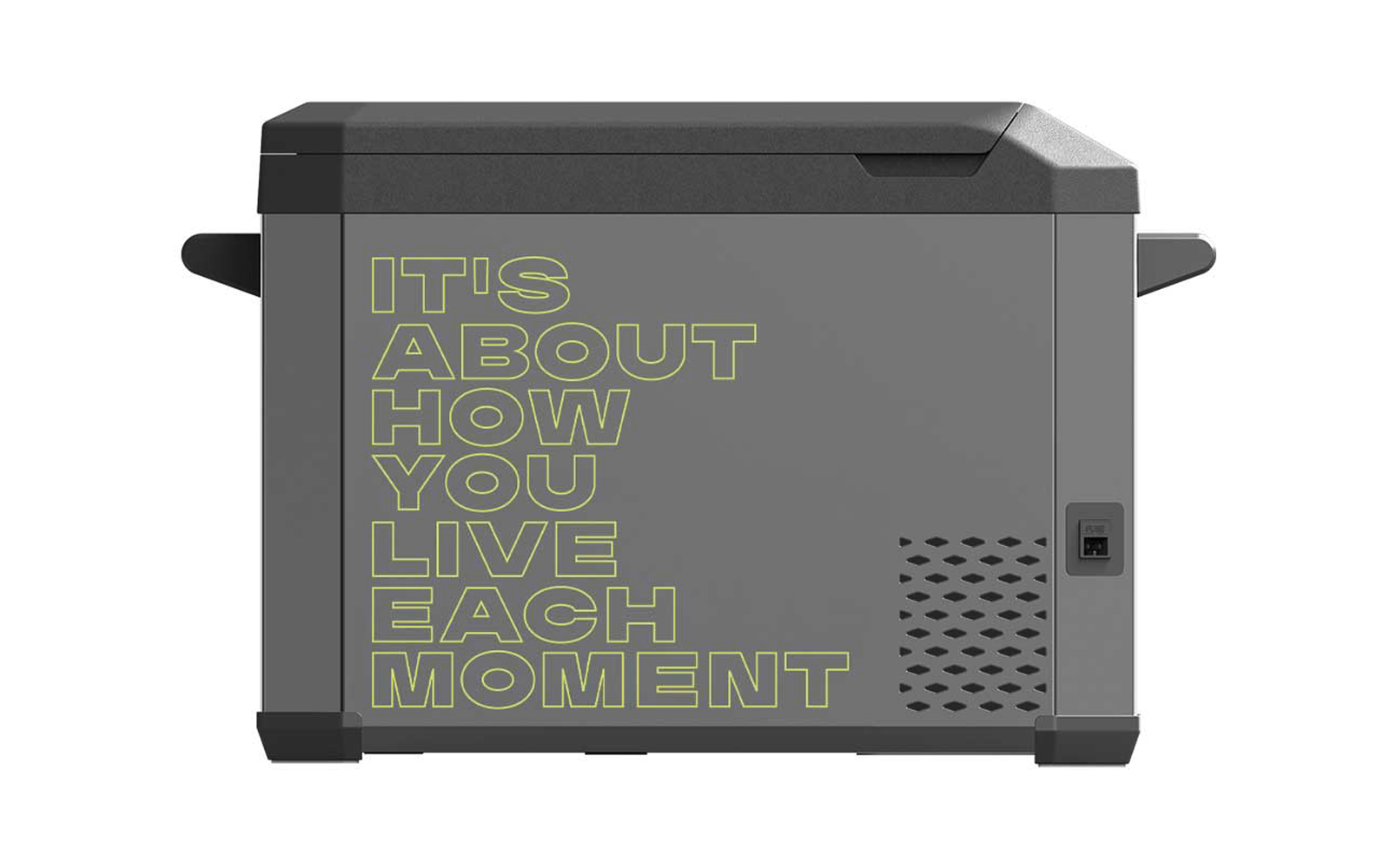 Seitenansicht eines grauen tragbaren Kühlers mit hellgrüner Schrift 'IT'S ABOUT HOW YOU LIVE EACH MOMENT', seitlichen Griffen, Lüftungsschlitzen und einem Bedienelement rechts