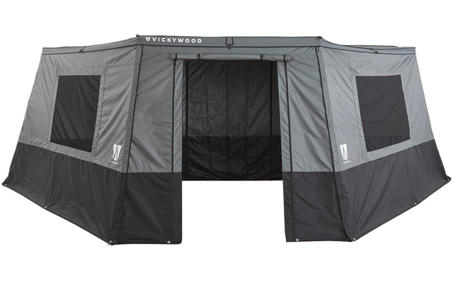 Große graue Stoffstruktur mit offenem mittigem Eingang und Netz, je ein quadratisches Fenster links und rechts, schwarzer unterer Rand, Schriftzug 'VICKYWOOD' oben