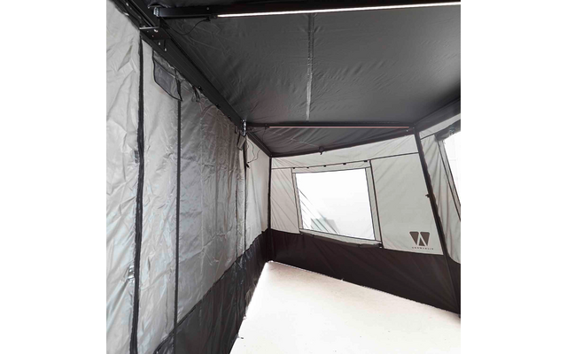 Innenraum eines grauen Zelts mit dunklen Metallstangen, eingenähtem Fenster mit durchsichtigem Kunststoff, weißem Boden und sichtbaren Nähten