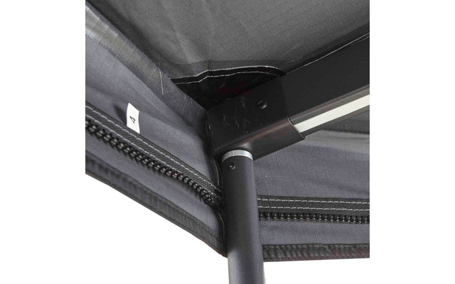 Graues Ripstop-Stoffmaterial, schwarze Kunststoff-Eckverbindung, schwarzes Metallrohr, schwarze Reißverschlussnaht, kleines weißes Etikett mit der Zahl 4