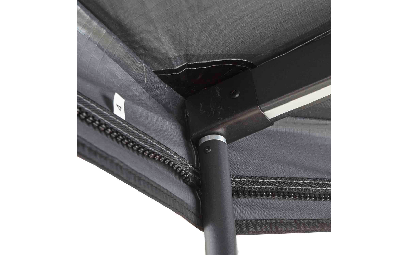 Graues Ripstop-Stoffmaterial, schwarze Kunststoff-Eckverbindung, schwarzes Metallrohr, schwarze Reißverschlussnaht, kleines weißes Etikett mit der Zahl 4