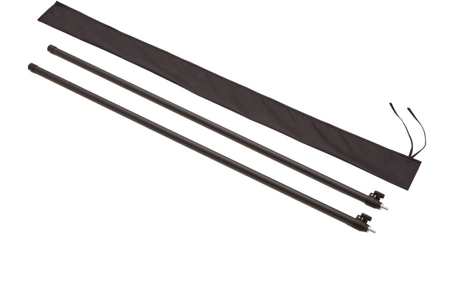 Zwei schwarze Metallstangen mit Klemmverschlüssen an einem Ende und eine schwarze Stofftasche mit Kordel