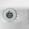 Metallener Ablauf im Waschbecken mit Wassertropfen auf der Oberfläche