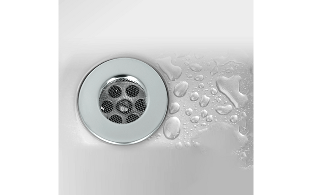 Metallener Ablauf im Waschbecken mit Wassertropfen auf der Oberfläche