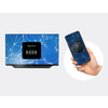 Links ein Flachbildfernseher zeigt eine blaue Netzwerkgrafik und ein schwarzes Dialogfeld mit der Aufschrift AirPlay Passcode und den Ziffern 0115. Rechts hält eine Hand ein Smartphone mit einem dunklen Dialogfeld; weißer Kreis im Hintergrund