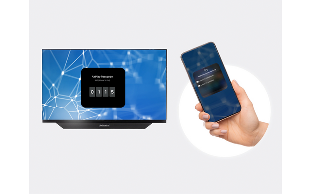 Links ein Flachbildfernseher zeigt eine blaue Netzwerkgrafik und ein schwarzes Dialogfeld mit der Aufschrift AirPlay Passcode und den Ziffern 0115. Rechts hält eine Hand ein Smartphone mit einem dunklen Dialogfeld; weißer Kreis im Hintergrund