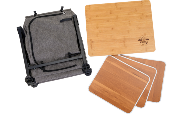 Tabouret pliable gris, une planche à découper en bois clair et trois dessous de verre en bois clair