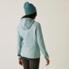 Femme vue de dos portant un bonnet bleu et un sweat à capuche bleu