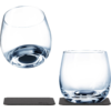 Deux verres sans pied, transparents et arrondis : l'un penché en haut à gauche, l'autre en bas à droite posé sur un sous-verre rectangulaire foncé; un deuxième sous-verre identique à côté
