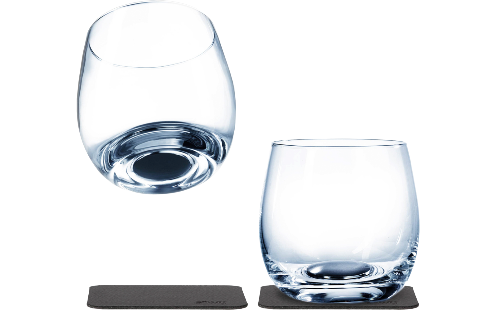 Deux verres sans pied, transparents et arrondis : l'un penché en haut à gauche, l'autre en bas à droite posé sur un sous-verre rectangulaire foncé; un deuxième sous-verre identique à côté