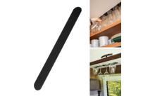 À gauche une bande noire allongée aux extrémités arrondies sur fond blanc ; en haut à droite une main saisit un verre à vin retourné dans une armoire en bois, d'autres verres posés à l'envers et des tasses blanches et assiettes en dessous ; en bas à droite le dessous d'une étagère avec des verres à vin suspendus, une fenêtre et une partie d'un siège en arrière-plan