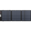Drei nebeneinander liegende Solarmodule mit sichtbaren Zellen, schwarzem Rahmen und einem Anschlussfeld mit Anschlüssen links