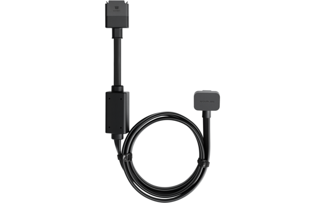 Schwarzes Kabel mit zwei rechteckigen Steckern; ein Ende führt zu einem länglichen rechteckigen Gehäuse, das andere hat einen kurzen rechteckigen Stecker; das Kabel ist teilweise aufgerollt