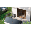 Balkon mit Sonnenschutz und Glasgeländer an einem Haus mit geöffnetem Fenster und Holzrahmen