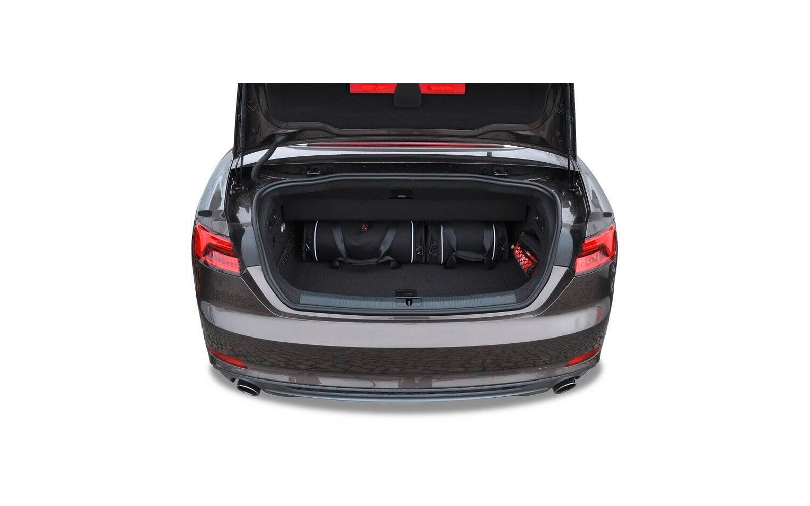 Offener Kofferraum eines grauen Autos mit drei schwarzen Taschen nebeneinander und einem roten Gegenstand rechts