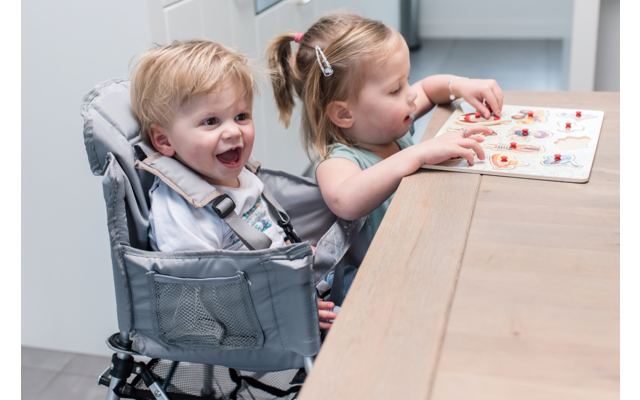 One2Stay kinderstoel opvouwbaar met afneembare eettafel grijs