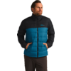 Mann mit braunen Haaren und Bart trägt eine blaue und schwarze Daunenjacke