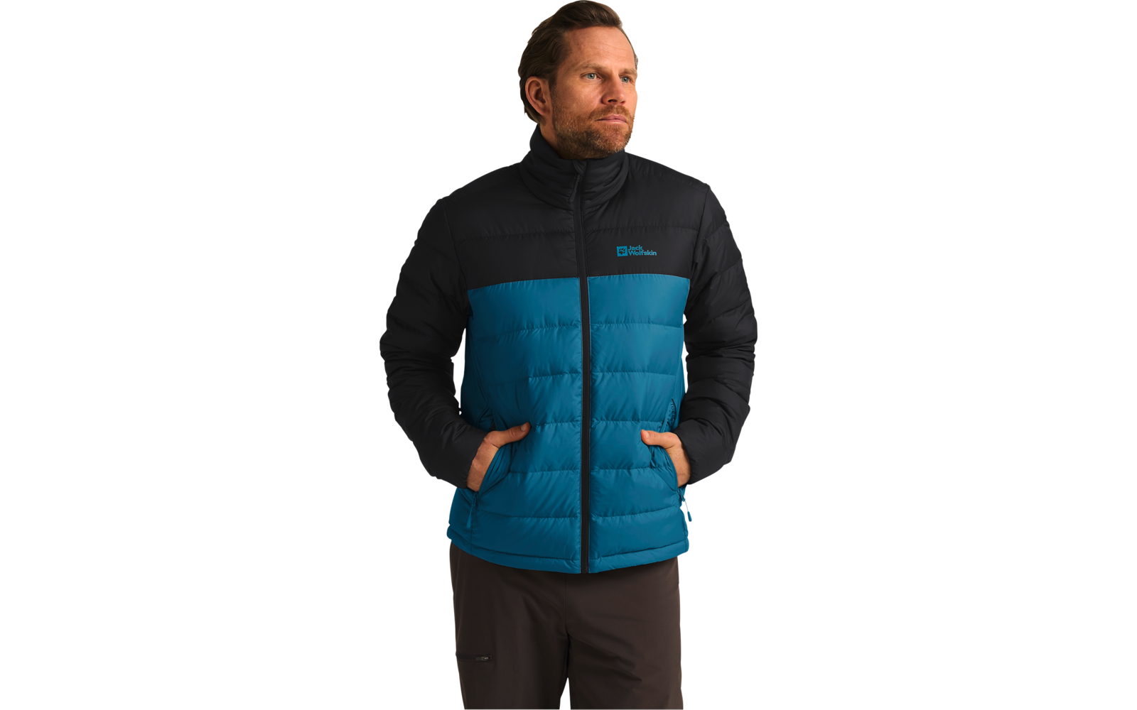 Mann mit braunen Haaren und Bart trägt eine blaue und schwarze Daunenjacke