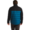 Person von hinten, trägt schwarze und blaue gesteppte Jacke