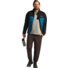Mann mit Jacke, hellem T-Shirt und dunkler Hose stehend