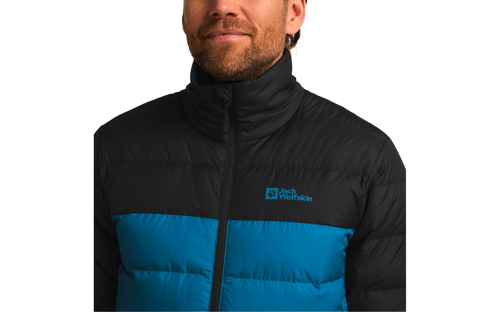 Mann mit kurzem Bart trägt eine blau-schwarze gesteppte Jacke mit Stehkragen